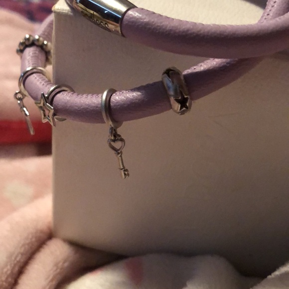 Endless by JLo - A Double Wrap Leather Bracelet in Lilac & Five SS925 Charms. - Picture 9 of 11